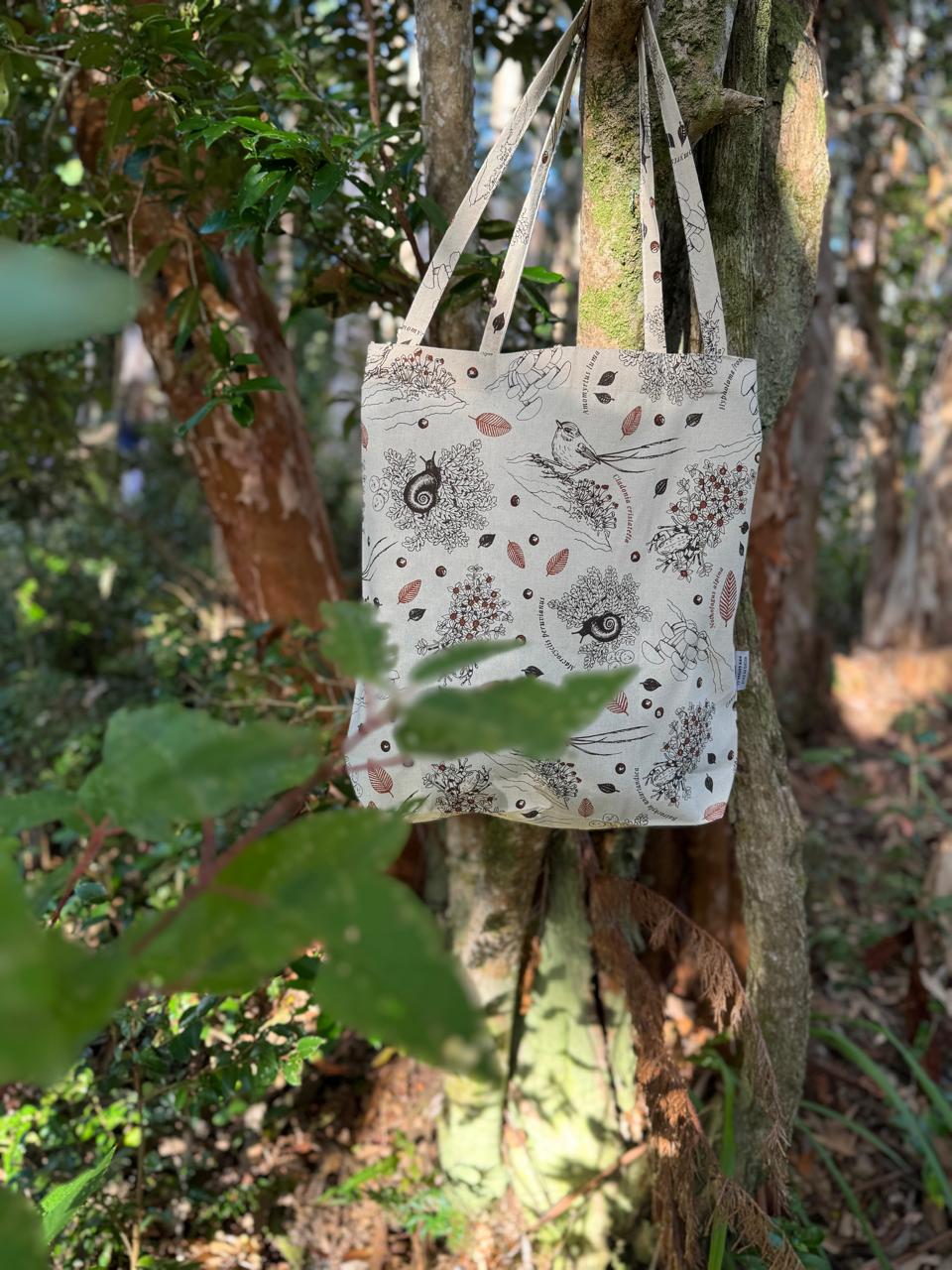 bolsa tela ecológica reutilizable sotobosque bosque nativo Chile
bolsa algodón 100% fauna flora sotobosque Chile
regalo bolsa tela ecológica sotobosque Chile
bolsa compras reutilizable bosque valdiviano Chile
alternativa plástico bolsa tela ecosistema bosque Chile