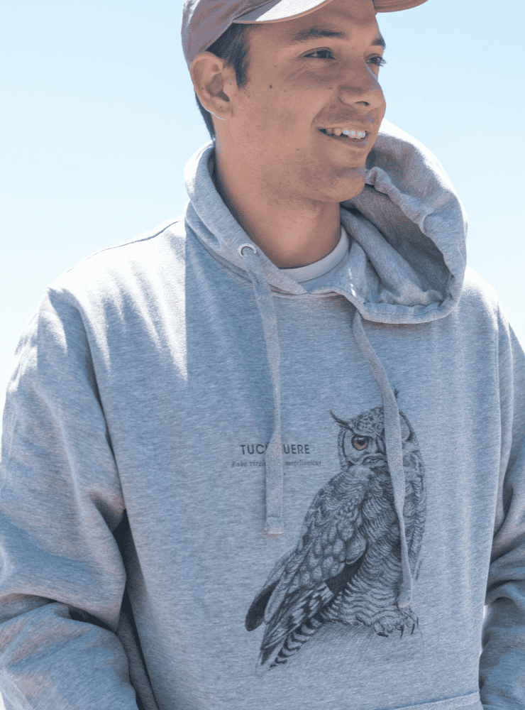 polerón con gorro diseño huillín Chile
ropa con nutria de río nativa de Chile
polerón afranelado unisex especie amenazada Chile
regalo conservación huillín Chile
ropa fauna en peligro extinción Chile