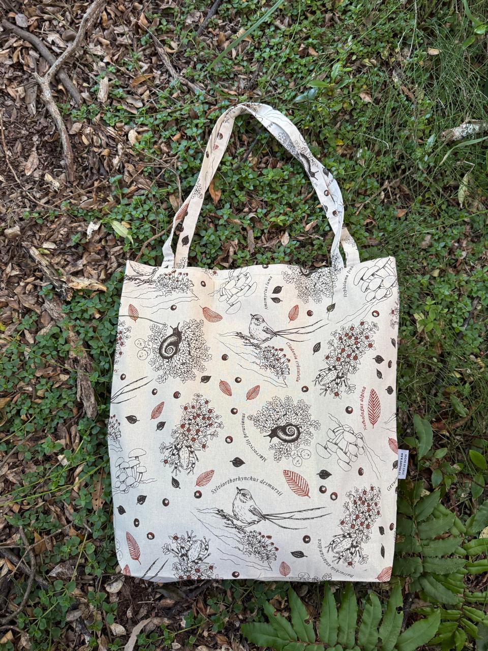 bolsa tela ecológica reutilizable sotobosque bosque nativo Chile
bolsa algodón 100% fauna flora sotobosque Chile
regalo bolsa tela ecológica sotobosque Chile
bolsa compras reutilizable bosque valdiviano Chile
alternativa plástico bolsa tela ecosistema bosque Chile