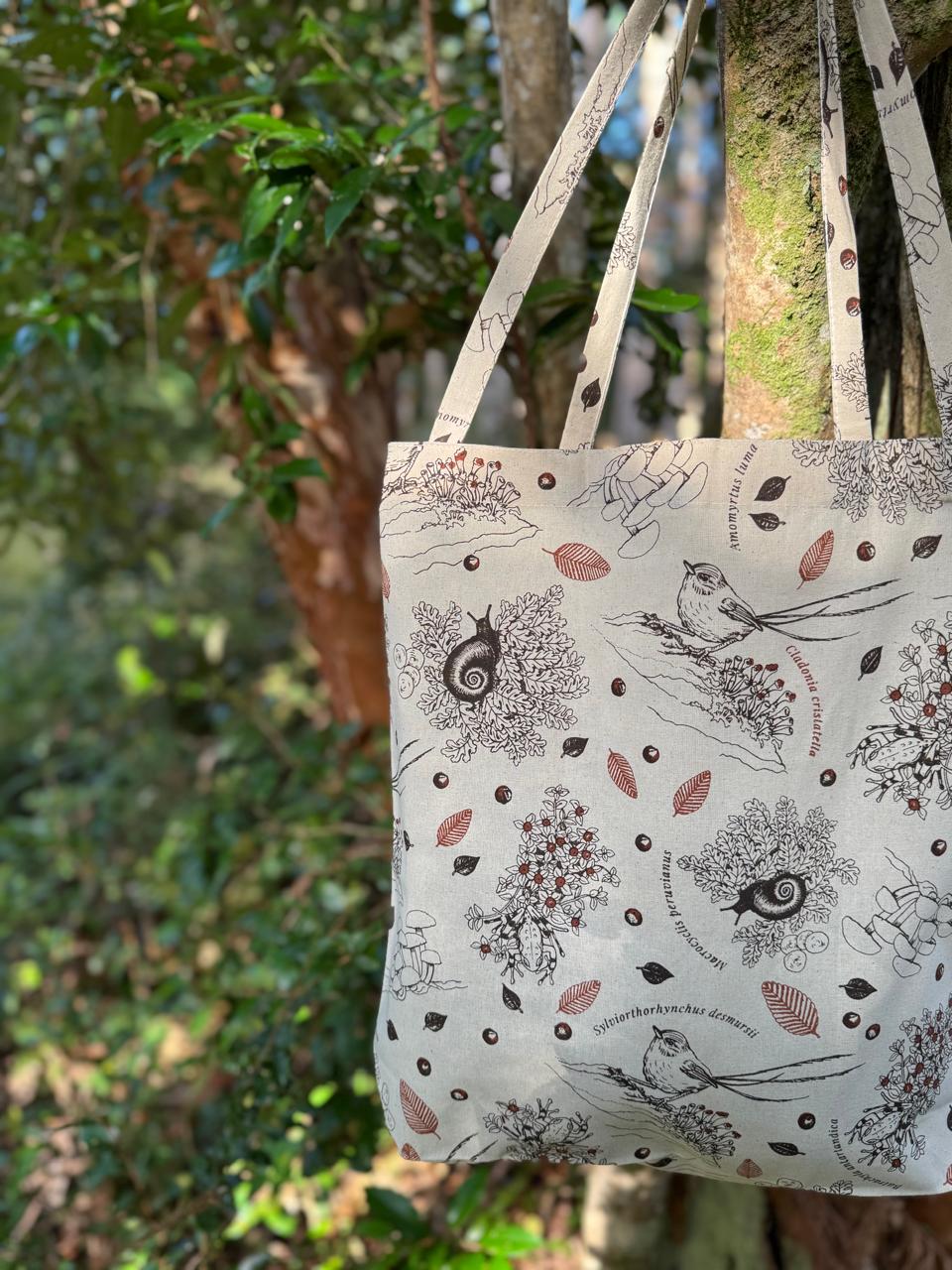 bolsa tela ecológica reutilizable sotobosque bosque nativo Chile
bolsa algodón 100% fauna flora sotobosque Chile
regalo bolsa tela ecológica sotobosque Chile
bolsa compras reutilizable bosque valdiviano Chile
alternativa plástico bolsa tela ecosistema bosque Chile
