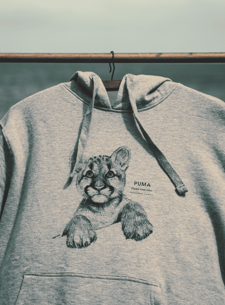 polerón con gorro diseño cría de puma Chile
ropa con cachorro de felino nativo Chile
regalo Día del Padre puma cachorro Chile
polerón afranelado unisex fauna andina tierna
ropa conservación puma joven Chile