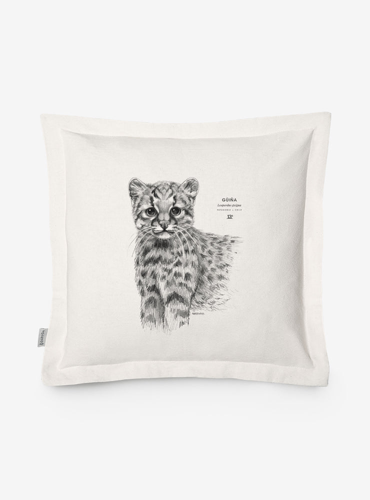 funda cojín diseño güiña Chile algodón
decoración hogar con felino más pequeño de América Chile
funda cojín algodón 50x50 güiña Chile
regalo decoración hogar güiña gato salvaje Chile
funda cojín fauna en peligro bosque templado Chile hogar