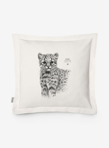 funda cojín diseño güiña Chile algodón
decoración hogar con felino más pequeño de América Chile
funda cojín algodón 50x50 güiña Chile
regalo decoración hogar güiña gato salvaje Chile
funda cojín fauna en peligro bosque templado Chile hogar