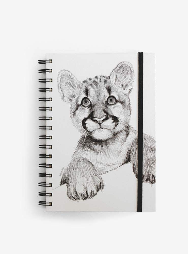 cuaderno diseño puma cachorro Chile vuelta clases
cuaderno escolar ilustración puma cachorro fauna Chile
regalo cuaderno puma cachorro fauna chilena
cuaderno 100 páginas puma cachorro Chile
cuaderno escolar fauna flora nativa Chile