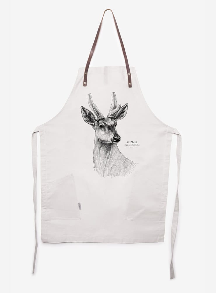 delantal algodón diseño huemul Chile
delantal tirantes cuero ciervo nacional Chile en peligro
regalo delantal huemul conservación Chile
delantal cocina fauna nativa Chile
delantal algodón cuero huemul símbolo escudo Chile