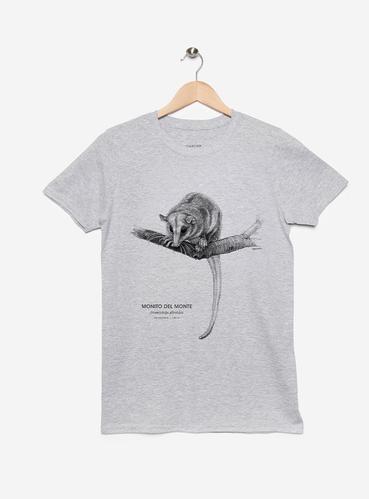 polera manga corta diseño monito del monte Chile
ropa con único marsupial nativo Chile manga corta
polera algodón unisex fósil viviente Chile
regalo conservación monito del monte Chile
ropa marsupial endémico Chile manga corta
