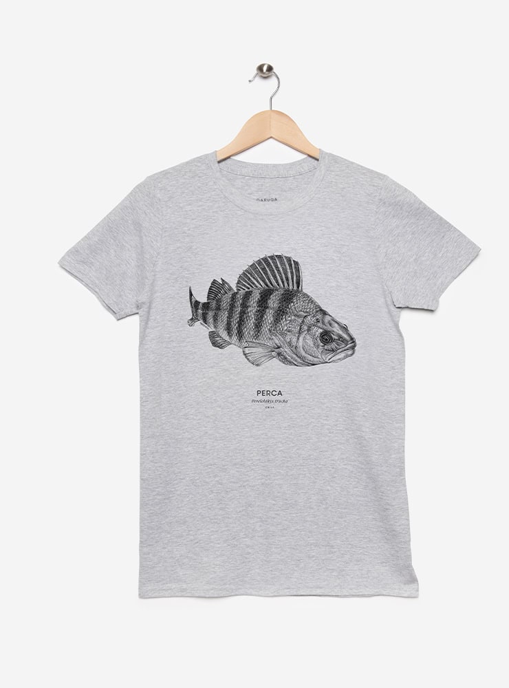 polera con diseño perca trucha Patagonia Chile
ropa con pez nativo ríos lagos patagónicos
polera algodón manga corta fauna fluvial Chile
regalo con perca trucha pez Patagonia
ropa fauna acuática dulceacuícola Chile