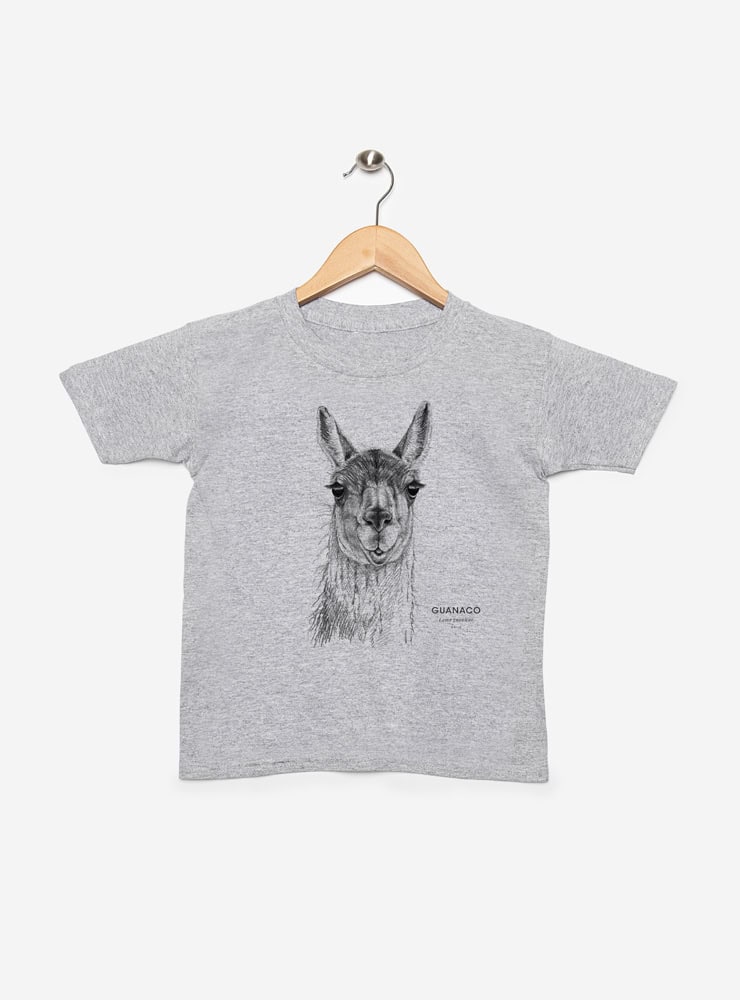 polera infantil manga corta diseño guanaco Patagonia Chile
ropa niño que apoya conservación guanaco Yastay
polera algodón niño camélido patagónico Chile
regalo niño conservación guanaco Chile impacto social
ropa infantil fauna patagónica Chile con propósito