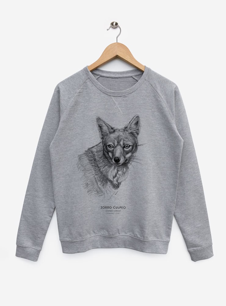 polerón sin afranelado diseño zorro culpeo Chile
ropa con cánido nativo Chile media temporada
polerón algodón unisex zorro andino patagónico
regalo conservación zorro culpeo Chile
ropa liviana con fauna patagónica Chile