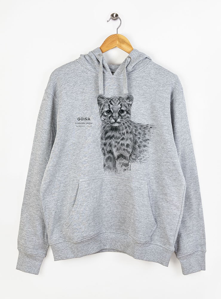 polerón con gorro diseño guiña Chile
ropa con felino más pequeño de América
regalo Día del Padre guiña Chile
polerón afranelado unisex especie endémica Chile
ropa conservación gato salvaje Chile