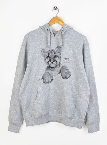 polerón con gorro diseño cría de puma Chile
ropa con cachorro de felino nativo Chile
regalo Día del Padre puma cachorro Chile
polerón afranelado unisex fauna andina tierna
ropa conservación puma joven Chile