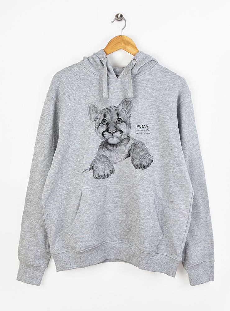 polerón con gorro diseño cría de puma Chile
ropa con cachorro de felino nativo Chile
regalo Día del Padre puma cachorro Chile
polerón afranelado unisex fauna andina tierna
ropa conservación puma joven Chile