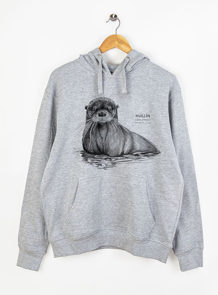polerón con gorro diseño huillín Chile
ropa con nutria de río nativa de Chile
polerón afranelado unisex especie amenazada Chile
regalo conservación huillín Chile
ropa fauna en peligro extinción Chile