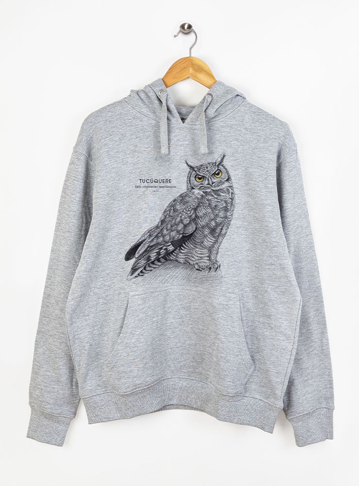 polerón con gorro diseño tucúquere Chile
ropa con aves rapaces nocturnas Chile
polerón afranelado unisex diseño fauna chilena
regalo con búho nativo de Chile
ropa conservación aves Chile