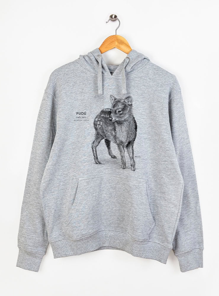 polerón con gorro diseño pudú Chile
ropa con ciervo más pequeño del mundo
regalo Día del Padre con pudú Chile
polerón afranelado unisex fauna chilena
ropa conservación especies vulnerables Chile