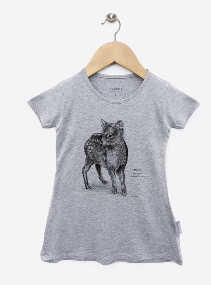 vestido gris infantil manga corta diseño pudú Chile
ropa niña con ciervo más pequeño del mundo Chile gris
vestido algodón modal gris niña pudú bosque sur Chile
regalo niña pudú vestido gris conservación Chile
ropa infantil niña gris fauna vulnerable bosque Chile