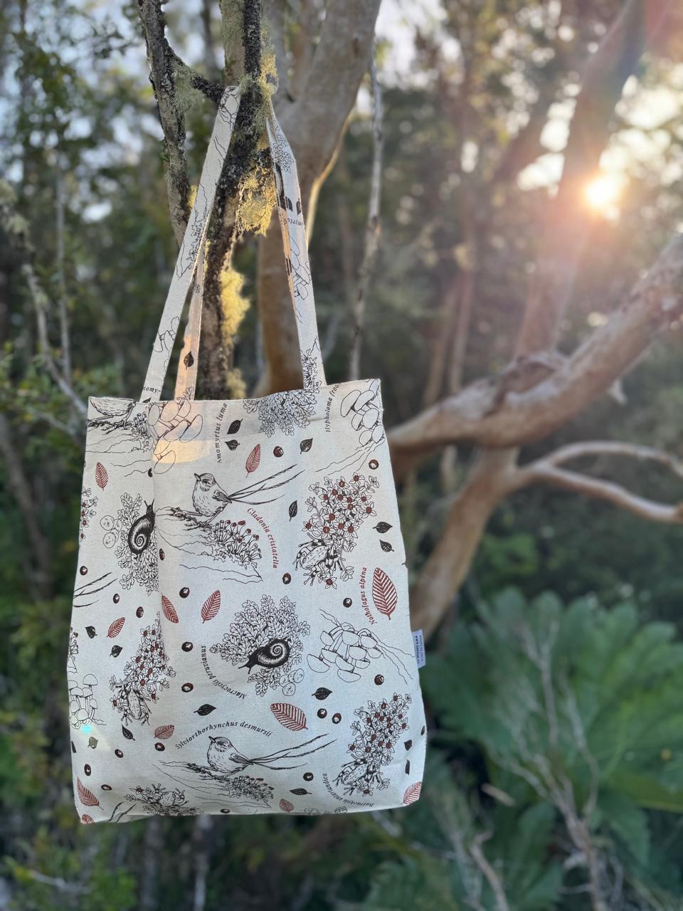 bolsa tela ecológica reutilizable sotobosque bosque nativo Chile
bolsa algodón 100% fauna flora sotobosque Chile
regalo bolsa tela ecológica sotobosque Chile
bolsa compras reutilizable bosque valdiviano Chile
alternativa plástico bolsa tela ecosistema bosque Chile
