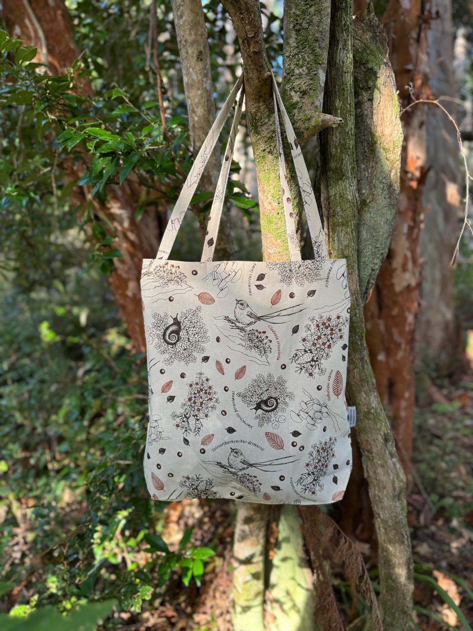 bolsa tela ecológica reutilizable sotobosque bosque nativo Chile
bolsa algodón 100% fauna flora sotobosque Chile
regalo bolsa tela ecológica sotobosque Chile
bolsa compras reutilizable bosque valdiviano Chile
alternativa plástico bolsa tela ecosistema bosque Chile