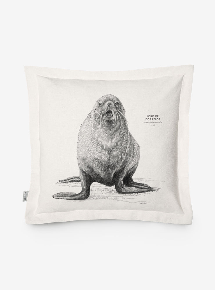 funda cojín diseño lobo de dos pelos Chile algodón
decoración hogar con lobo marino nativo costas Chile
funda cojín algodón 50x50 lobo de dos pelos Chile
regalo decoración hogar lobo marino Chile
funda cojín fauna costera Chile hogar