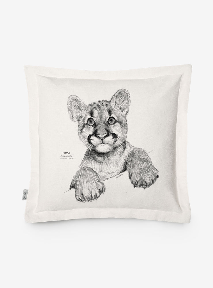 funda cojín diseño puma cachorro Chile algodón
decoración hogar con cría felino nativo Chile
funda cojín algodón 50x50 puma cachorro Chile
regalo decoración hogar puma cachorro familia Chile
funda cojín fauna andina patagónica Chile hogar