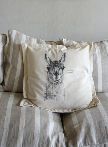 funda cojín diseño guanaco Patagonia Chile algodón
decoración hogar con camélido silvestre Chile
funda cojín algodón 50x50 guanaco Chile
regalo decoración hogar guanaco conservación Chile
funda cojín fauna patagónica Chile hogar impacto social