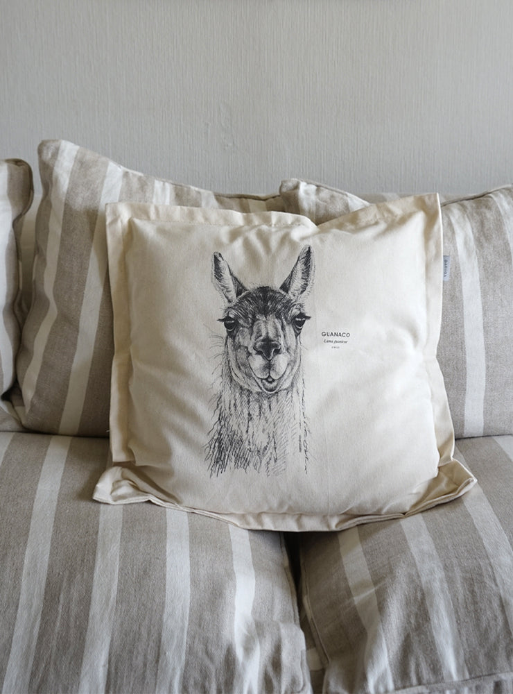 funda cojín diseño guanaco Patagonia Chile algodón
decoración hogar con camélido silvestre Chile
funda cojín algodón 50x50 guanaco Chile
regalo decoración hogar guanaco conservación Chile
funda cojín fauna patagónica Chile hogar impacto social