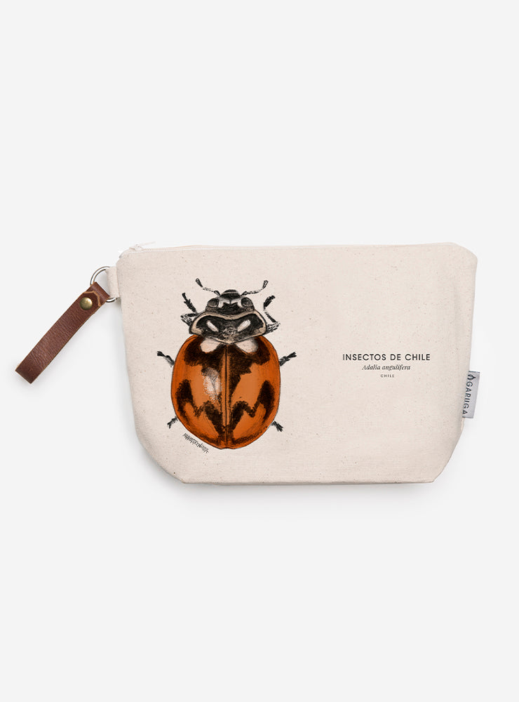 neceser diseño adalia angulifera Chile
regalo neceser fauna flora chilena
necesar adalia angulifera accesorio sustentable Chile
regalo Día de la Madre neceser adalia angulifera Chile
necesar ilustración adalia angulifera fauna Chile