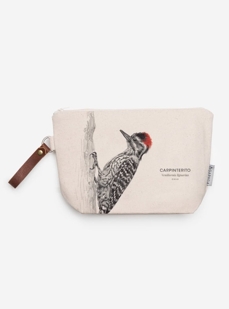 neceser diseño carpinterito Chile
regalo neceser fauna flora chilena
necesar carpinterito accesorio sustentable Chile
regalo Día de la Madre neceser carpinterito Chile
necesar ilustración carpinterito fauna Chile