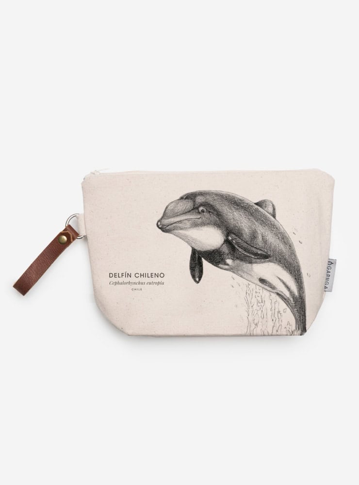 neceser diseño delfín chileno Chile
regalo neceser fauna flora chilena
necesar delfín chileno accesorio sustentable Chile
regalo Día de la Madre neceser delfín chileno Chile
necesar ilustración delfín chileno fauna Chile
