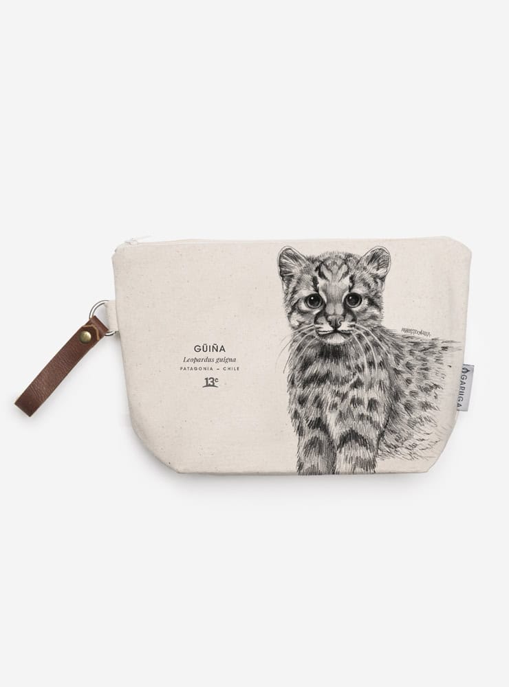 neceser diseño güiña Chile
regalo neceser fauna flora chilena
necesar güiña accesorio sustentable Chile
regalo Día de la Madre neceser güiña Chile
necesar ilustración güiña fauna Chile