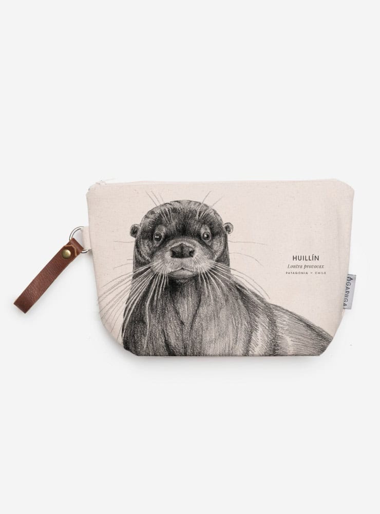 neceser diseño huillín Chile
regalo neceser fauna flora chilena
necesar huillín accesorio sustentable Chile
regalo Día de la Madre neceser huillín Chile
necesar ilustración huillín fauna Chile