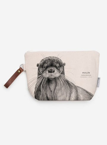 neceser diseño huillín Chile
regalo neceser fauna flora chilena
necesar huillín accesorio sustentable Chile
regalo Día de la Madre neceser huillín Chile
necesar ilustración huillín fauna Chile