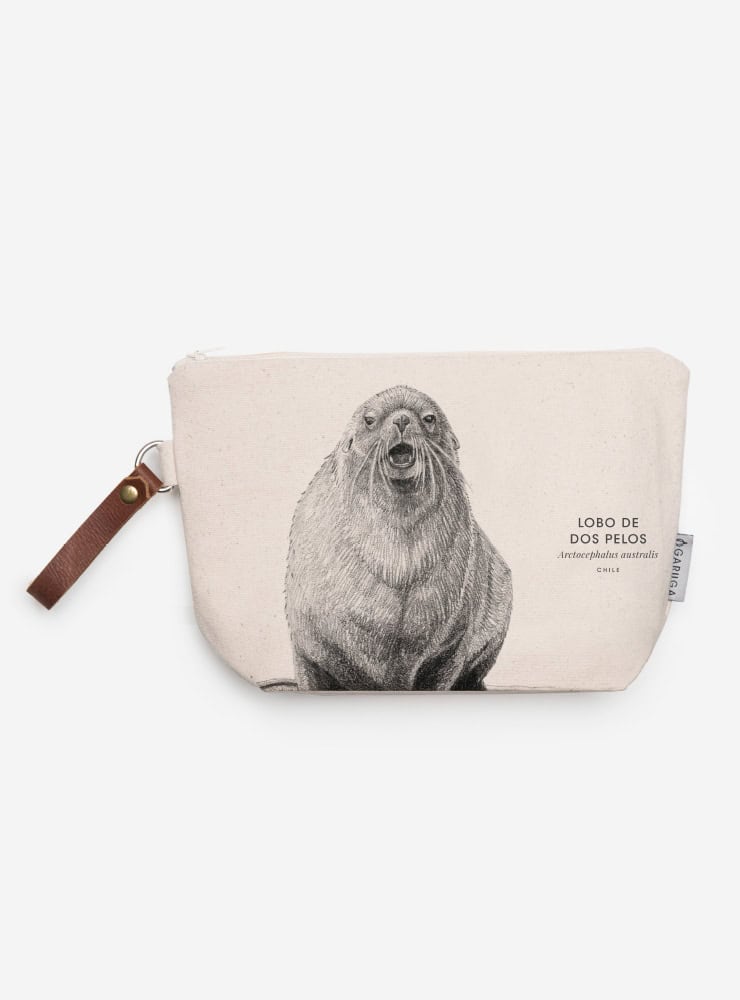 neceser diseño lobo de dos pelos Chile
regalo neceser fauna flora chilena
necesar lobo de dos pelos accesorio sustentable Chile
regalo Día de la Madre neceser lobo de dos pelos Chile
necesar ilustración lobo de dos pelos fauna Chile