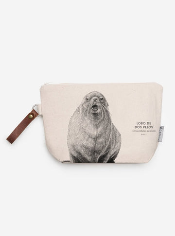 neceser diseño lobo de dos pelos Chile
regalo neceser fauna flora chilena
necesar lobo de dos pelos accesorio sustentable Chile
regalo Día de la Madre neceser lobo de dos pelos Chile
necesar ilustración lobo de dos pelos fauna Chile