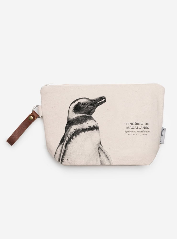 neceser diseño pingüino de magallanes Chile
regalo neceser fauna flora chilena
necesar pingüino de magallanes accesorio sustentable Chile
regalo Día de la Madre neceser pingüino de magallanes Chile
necesar ilustración pingüino de magallanes fauna Chile