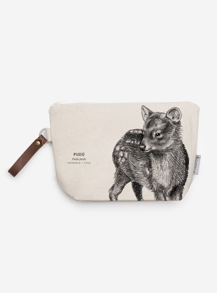 neceser diseño pudú Chile
regalo neceser fauna flora chilena
necesar pudú accesorio sustentable Chile
regalo Día de la Madre neceser pudú Chile
necesar ilustración pudú fauna Chile