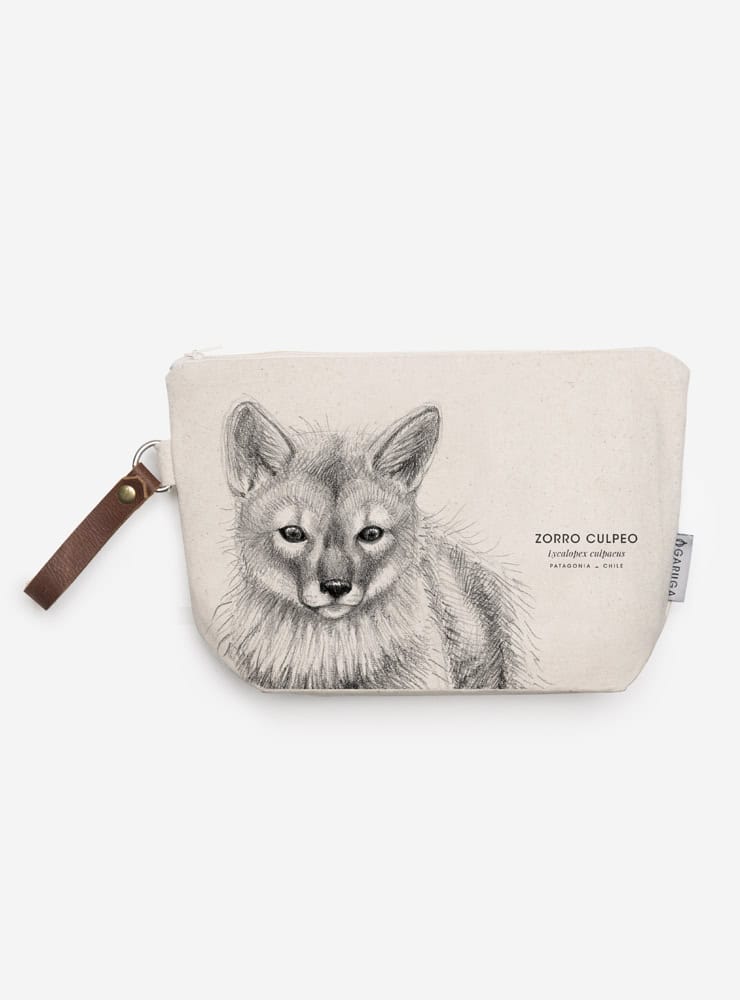 neceser diseño zorro cachorro Chile
regalo neceser fauna flora chilena
necesar zorro cachorro accesorio sustentable Chile
regalo Día de la Madre neceser zorro cachorro Chile
necesar ilustración zorro cachorro fauna Chile