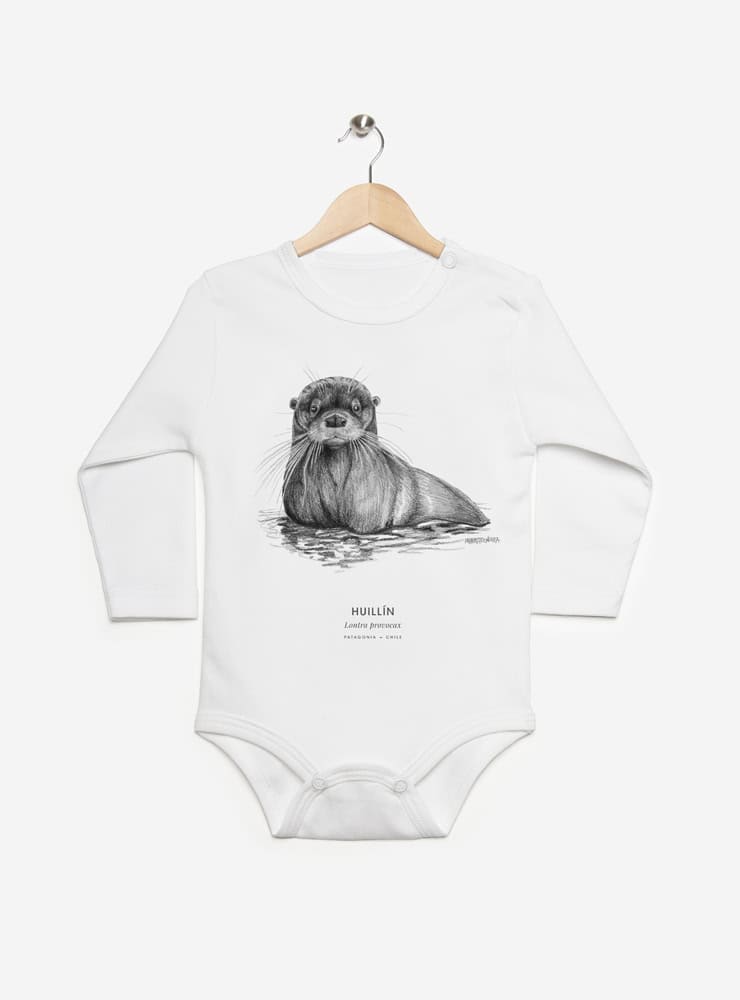 pilucho manga larga bebé diseño huillín Chile
ropa bebé manga larga con nutria río en peligro extinción Chile
pilucho algodón PIMA peruano huillín especie amenazada Chile
regalo recién nacido huillín pilucho Chile
ropa bebé fauna en peligro extinción ríos Chile manga larga
