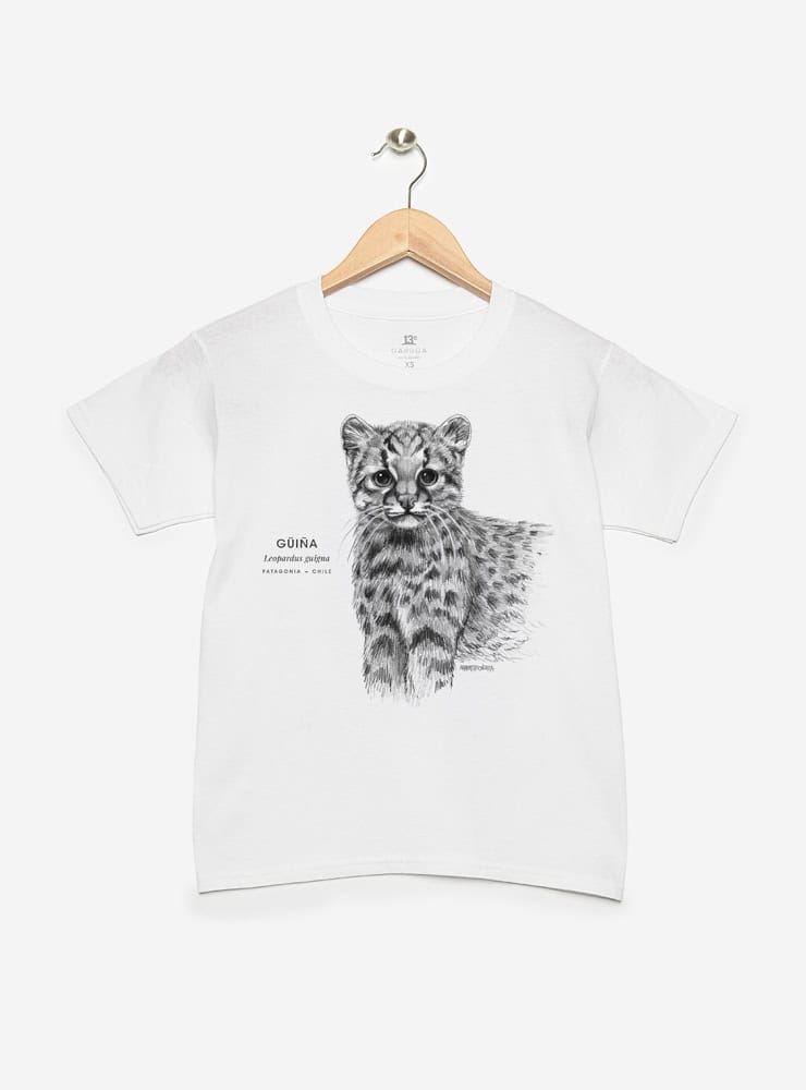 polera infantil manga corta diseño güiña Chile
ropa niño con felino más pequeño de América Chile
polera algodón niño especie vulnerable endémica Chile
regalo niño conservación güiña gato salvaje Chile
ropa infantil fauna en peligro bosque templado Chile