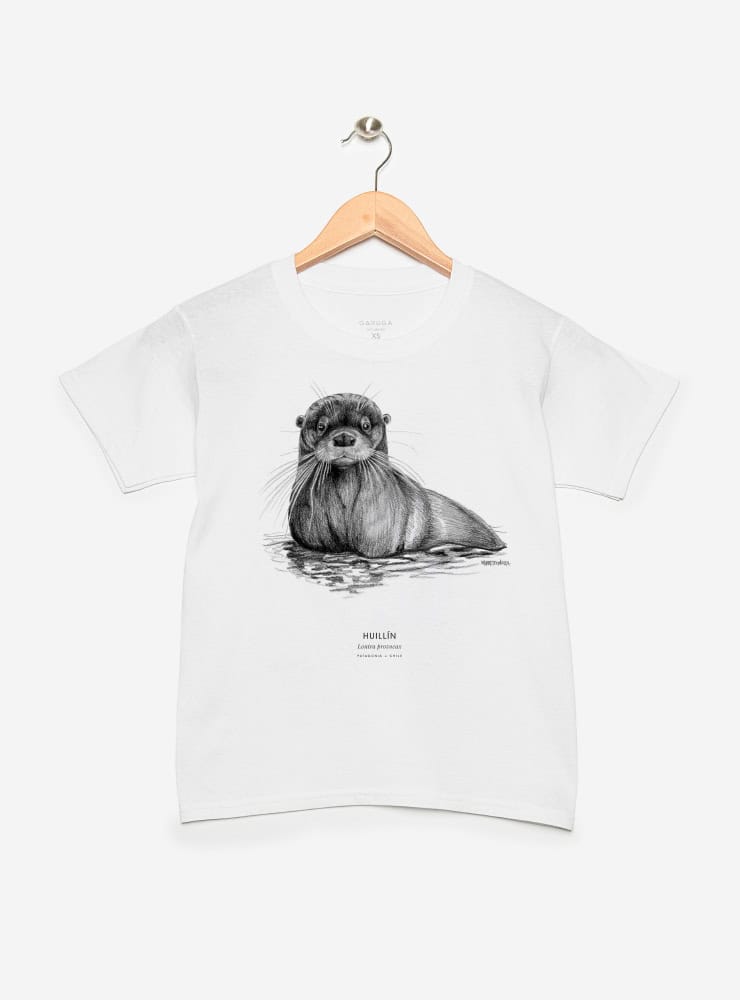 polera infantil manga corta diseño huillín Chile
ropa niño con nutria río en peligro extinción Chile
polera algodón niño especie amenazada Chile
regalo niño conservación huillín Chile
ropa infantil fauna en peligro extinción Chile