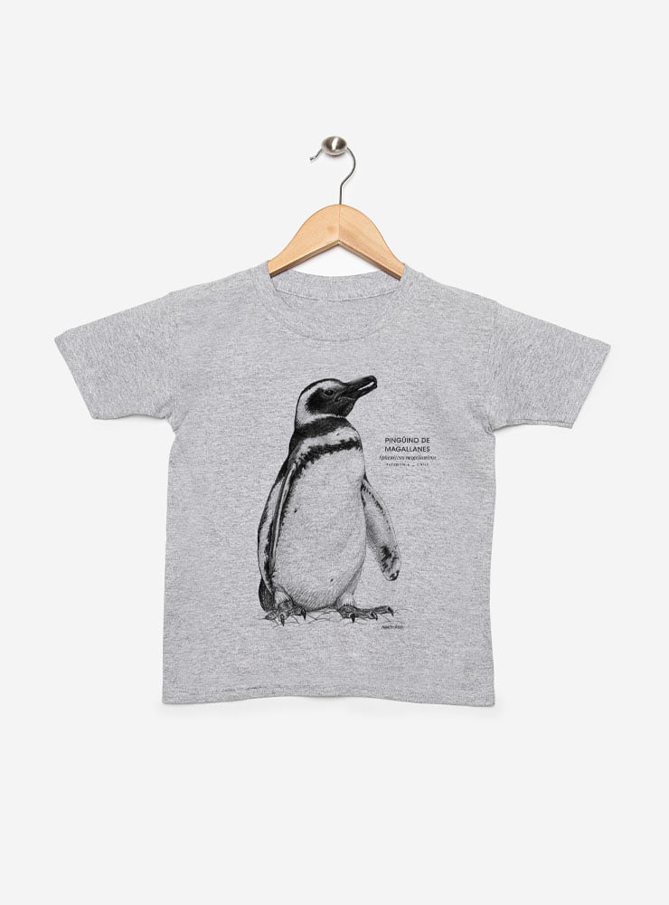 polera infantil manga corta diseño pingüino de Magallanes Chile
ropa niño con ave patagónica icónica Chile
polera algodón niño pingüino Magallanes Chile
regalo niño pingüino de Magallanes souvenir Patagonia
ropa infantil fauna marina austral Chile manga corta