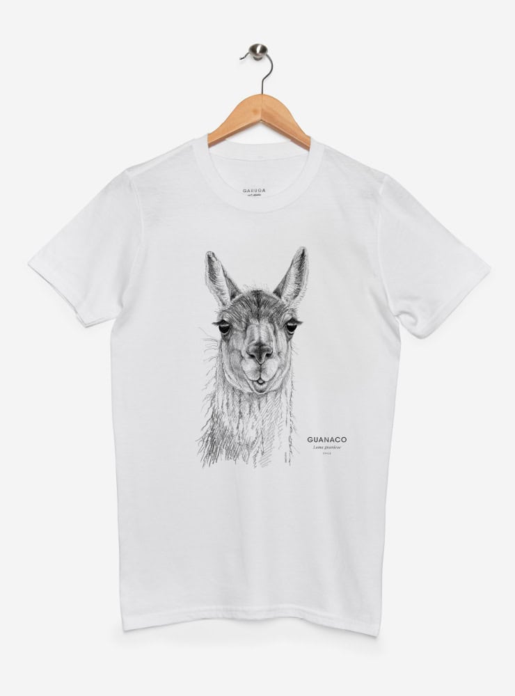polera manga corta diseño guanaco Patagonia Chile
ropa que apoya conservación guanaco Fundación Yastay
polera algodón unisex camélido patagónico Chile
regalo conservación guanaco Chile impacto social
ropa fauna patagónica Chile con propósito