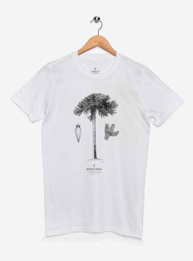 polera manga corta diseño araucaria Chile
ropa con árbol sagrado mapuche pehuén Chile
polera algodón unisex árbol milenario Chile
regalo con araucaria flora nativa Chile
ropa conservación bosque nativo Chile