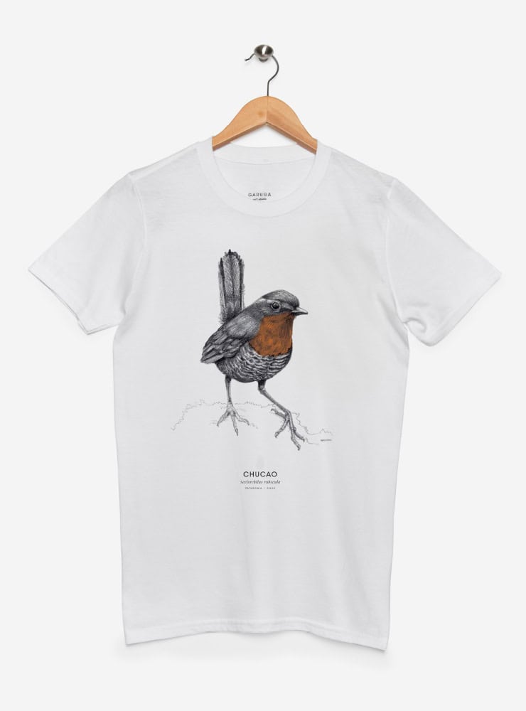 polera manga corta diseño chucao Chile
ropa con ave emblemática bosque valdiviano Chile
polera algodón unisex ave endémica sur Chile
regalo con chucao ave folklore chileno
ropa conservación bosque templado Chile