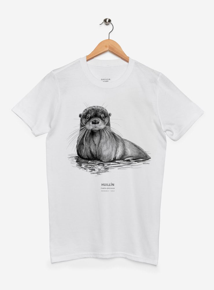 polera manga corta diseño huillín Chile
ropa con nutria de río nativa Chile en peligro extinción
polera algodón unisex especie amenazada Chile
regalo conservación huillín nutria patagónica Chile
ropa fauna en peligro extinción ríos Chile