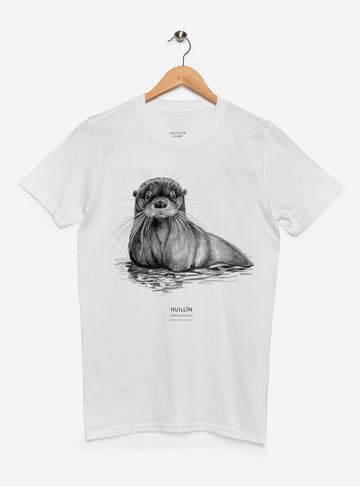 polera manga corta diseño huillín Chile
ropa con nutria de río nativa Chile en peligro extinción
polera algodón unisex especie amenazada Chile
regalo conservación huillín nutria patagónica Chile
ropa fauna en peligro extinción ríos Chile