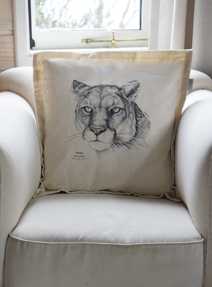 funda cojín diseño puma Chile algodón
decoración hogar con gran felino nativo Chile
funda cojín algodón 50x50 puma Chile
regalo decoración hogar puma fauna Chile
funda cojín fauna andina patagónica Chile hogar