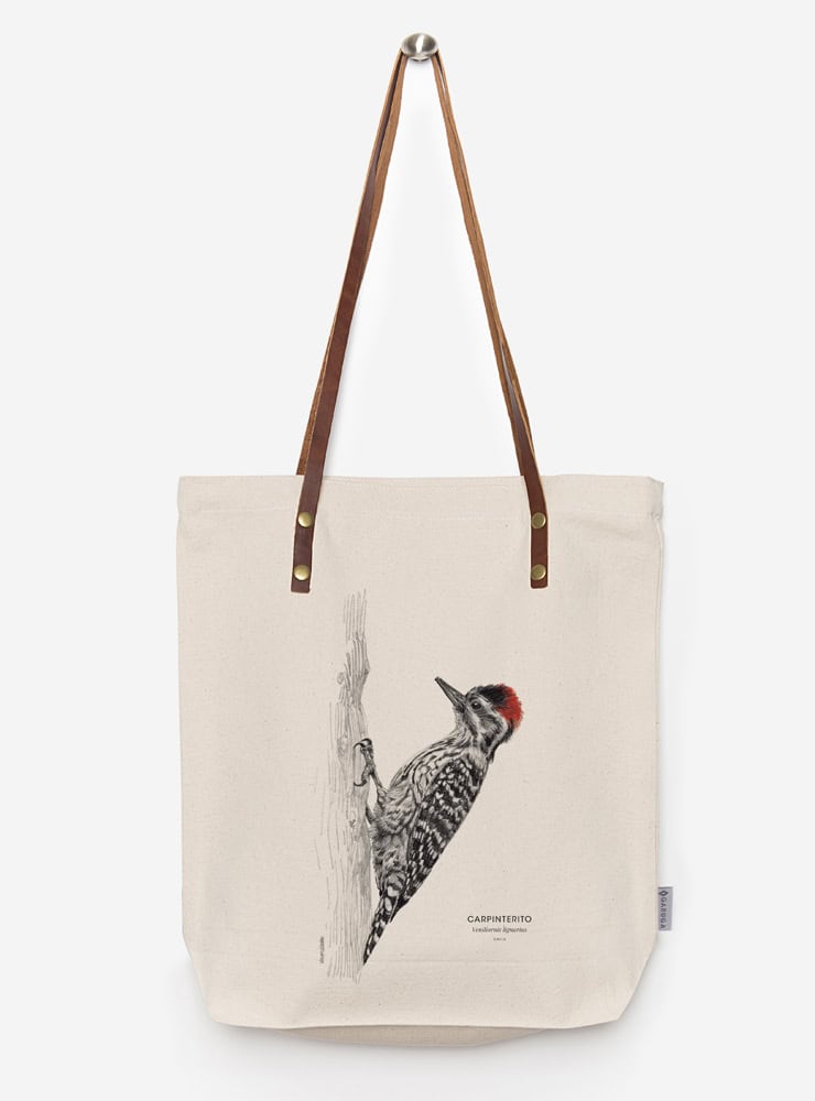 totebag diseño carpinterito Chile
bolsa tela reutilizable carpinterito fauna Chile
regalo totebag carpinterito Chile
totebag alternativa plástico fauna chilena
totebag ilustración carpinterito Chile sustentable