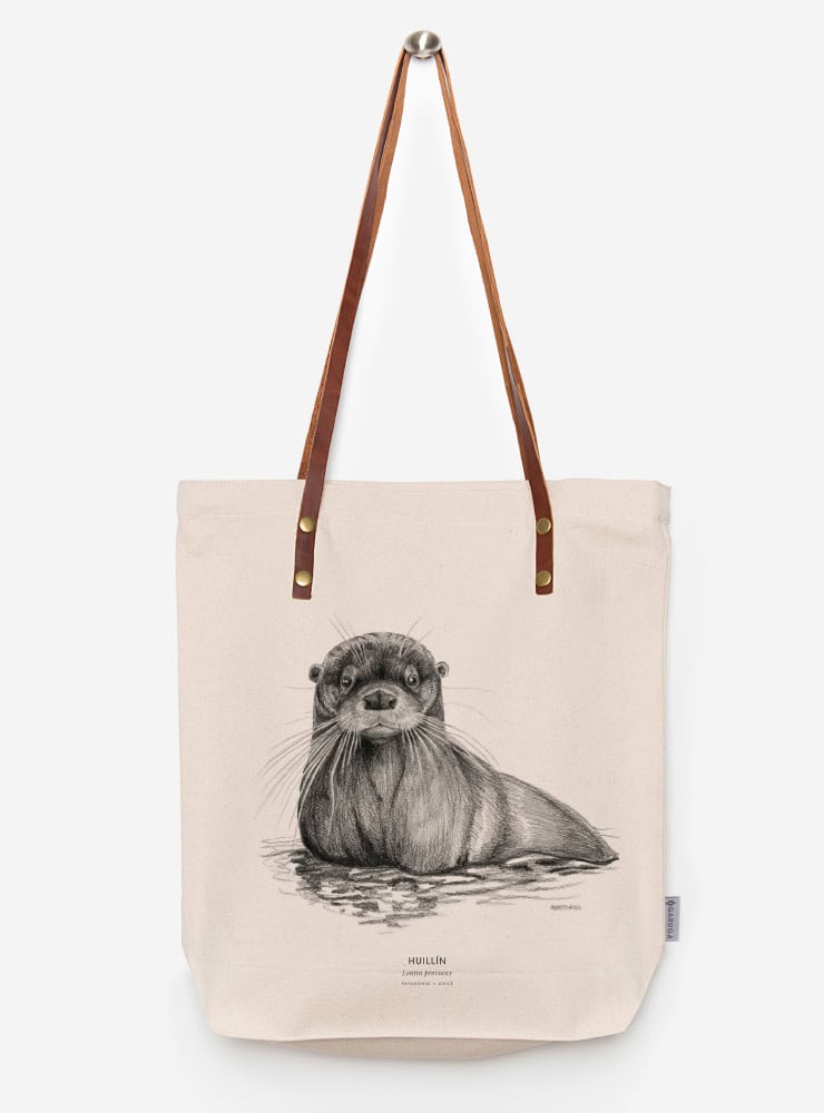totebag diseño huillín Chile
bolsa tela reutilizable huillín fauna Chile
regalo totebag huillín Chile
totebag alternativa plástico fauna chilena
totebag ilustración huillín Chile sustentable