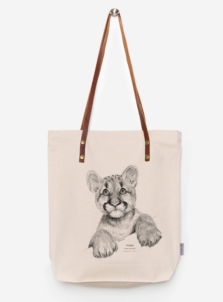 totebag diseño puma cachorro Chile
bolsa tela reutilizable puma cachorro fauna Chile
regalo totebag puma cachorro Chile
totebag alternativa plástico fauna chilena
totebag ilustración puma cachorro Chile sustentable